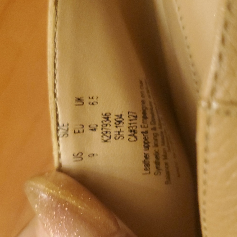 DKNY Shoes - Picture 3 of 7